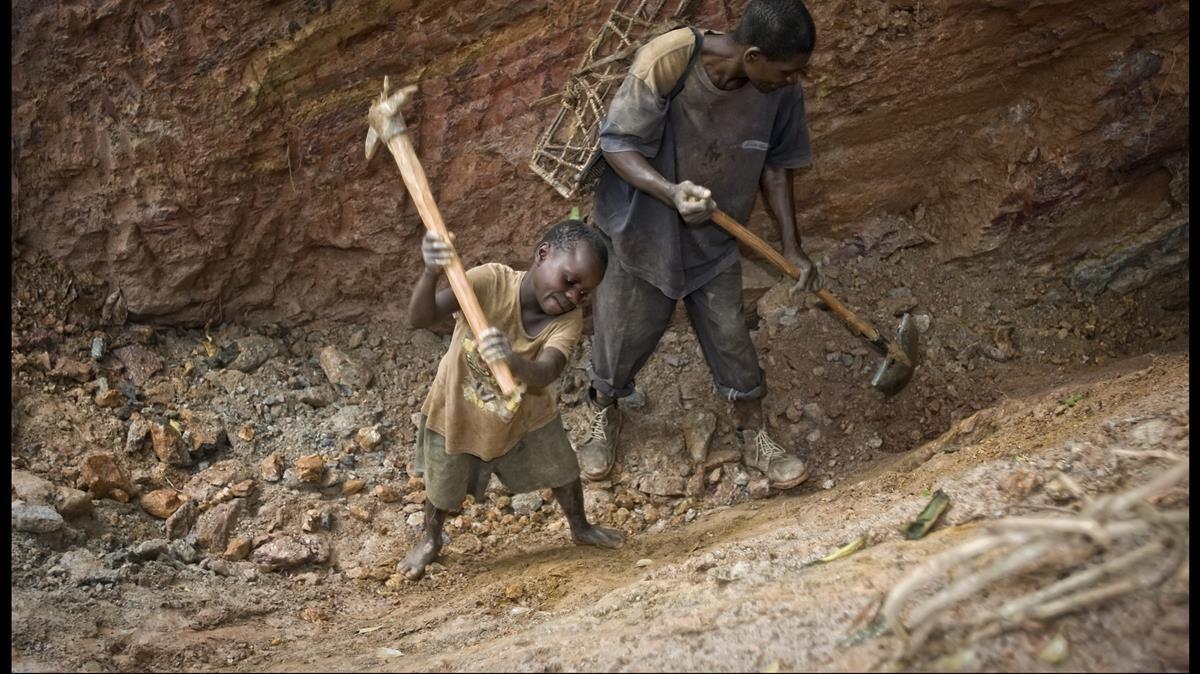 Niños trabajando en una mina de coltán en Ndola-Ndola, cerca de Itebero, en la República Democrática del Congo, en una imagen de archivo.