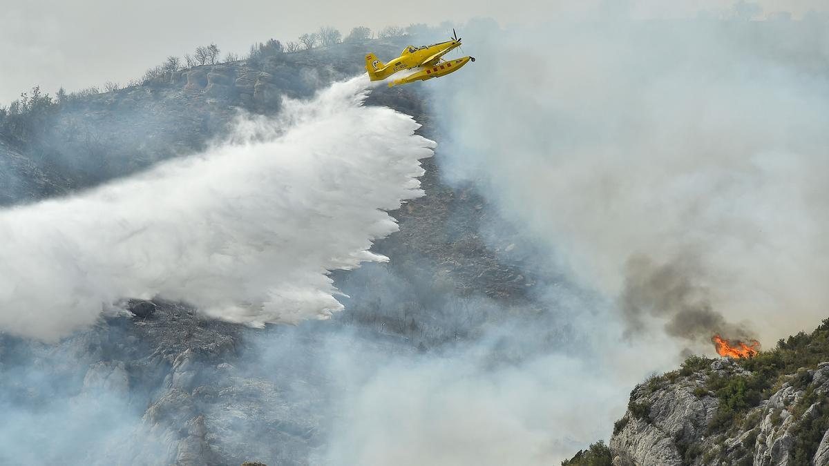 Un avión de extinción de incendios Air Tractor AT-802A arroja agua durante las operaciones de contención de incendios cerca de Artesa de Segre, en Catalunya, el 16 de junio de 2022