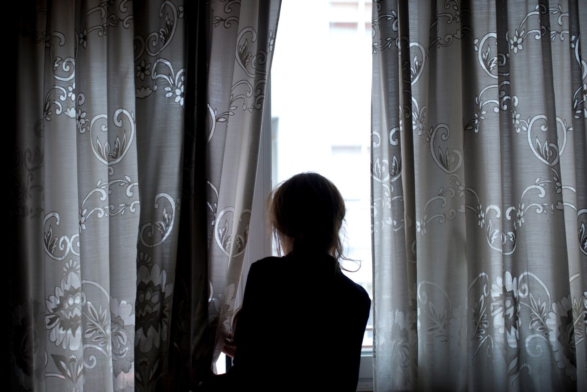 Una mujer mira por la ventana, en abril del 2020, en pleno estado de alarma en España. Una mujer mira por la ventana, en abril del 2020, en pleno estado de alarma en España.