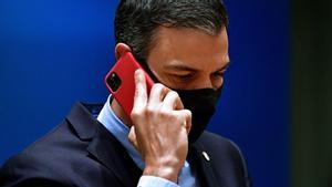 El presidente del Gobierno, Pedro Sánchez, conversa al teléfono durante una cumbre de la UE en Bruselas el 20 de julio de 2020.