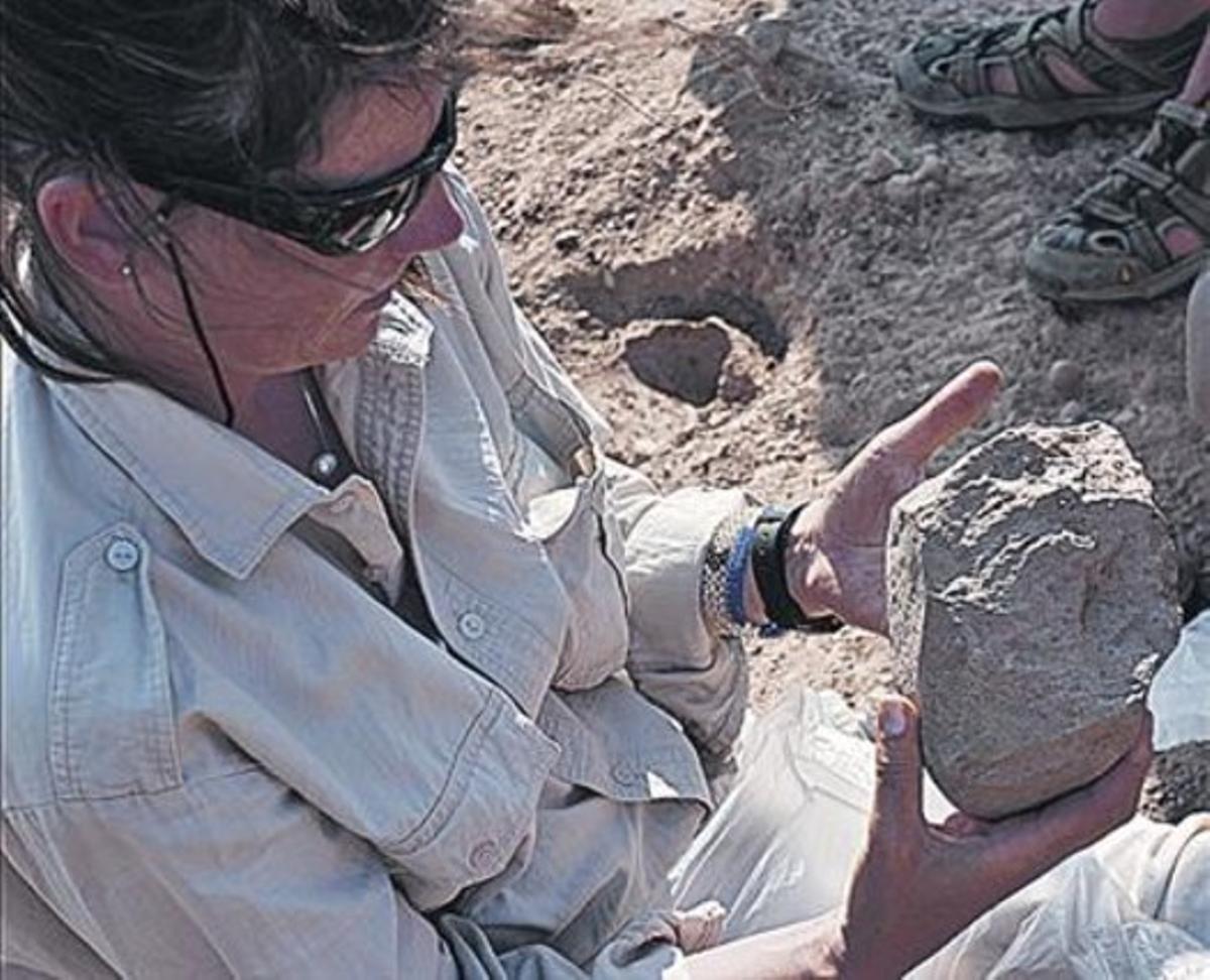 La coordinadora de los trabajos, Sonia Harmand, con una de las piedras.
