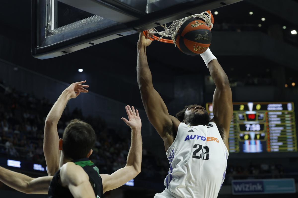 Guerschon Yabusele efectúa un mate en el segundo partido de la semifinal entre el Real Madrid y el Joventut. Guerschon Yabusele efectúa un mate en el segundo partido de la semifinal entre el Real Madrid y el Joventut.