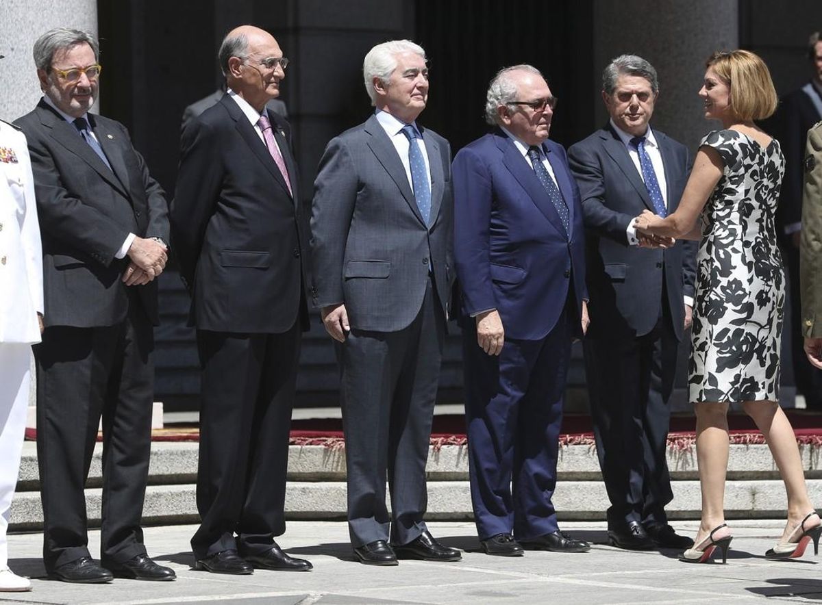 La ministra de Defensa Maria Dolores de Cospedal saluda a Federico Trillo, Eduardo Serra, Gustavo Suarez Pertierra, Julian Garcia Vargas y Narcis Serra. La ministra de Defensa Maria Dolores de Cospedal saluda a Federico Trillo, Eduardo Serra, Gustavo Suarez Pertierra, Julian Garcia Vargas y Narcis Serra.