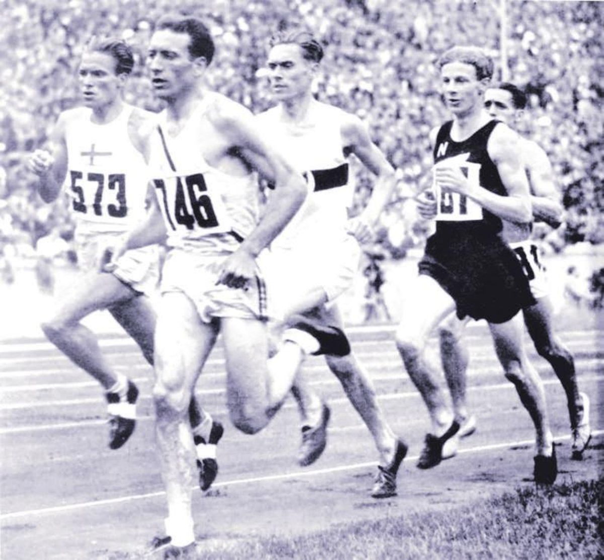 Cunningham tira del grupo durante la final de 1.500 en Berlín 1936. Cunningham tira del grupo durante la final de 1.500 en Berlín 1936.