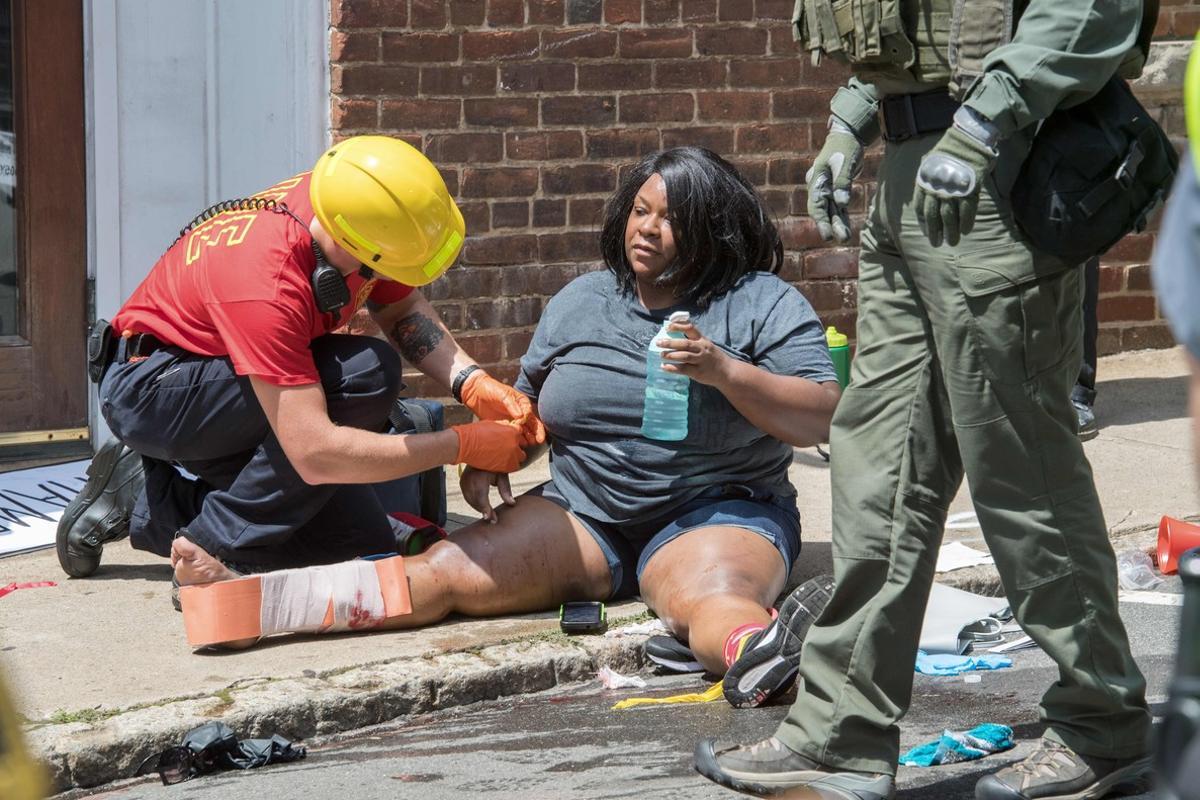 Una chica recibe los primeros auxilios, tras resultar herida durante la manifestación de Charlottesville.