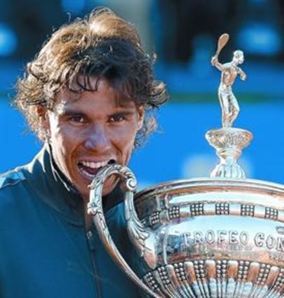 Rafael Nadal muerde el trofeo Conde de Godó, tras ganarlo por séptima vez. Rafael Nadal muerde el trofeo Conde de Godó, tras ganarlo por séptima vez.