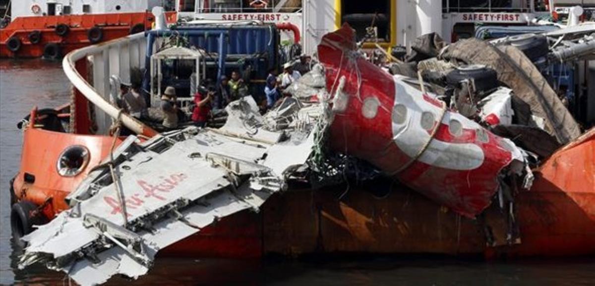 Recuperación de los restos del avión estrellado en el mar de Java, en una foto tomada el 2 de marzo del 2015.