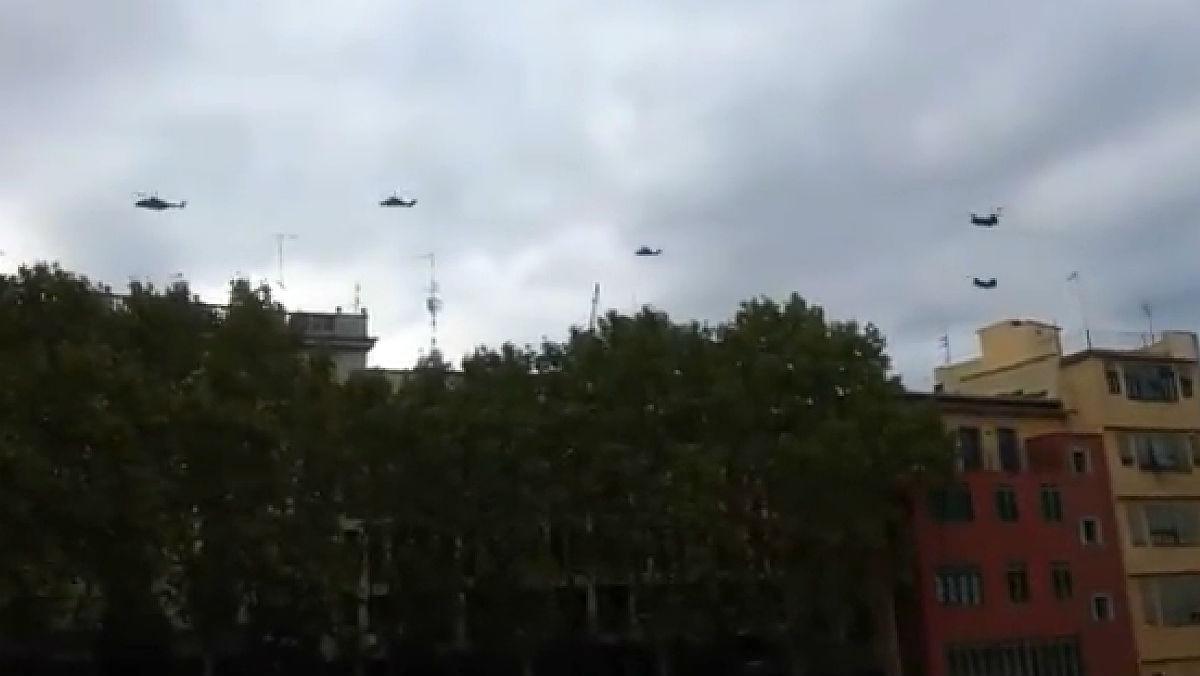 Captura de pantalla de cinco helicópteros del Ejército de Tierra sobrevuelan Girona, este lunes.