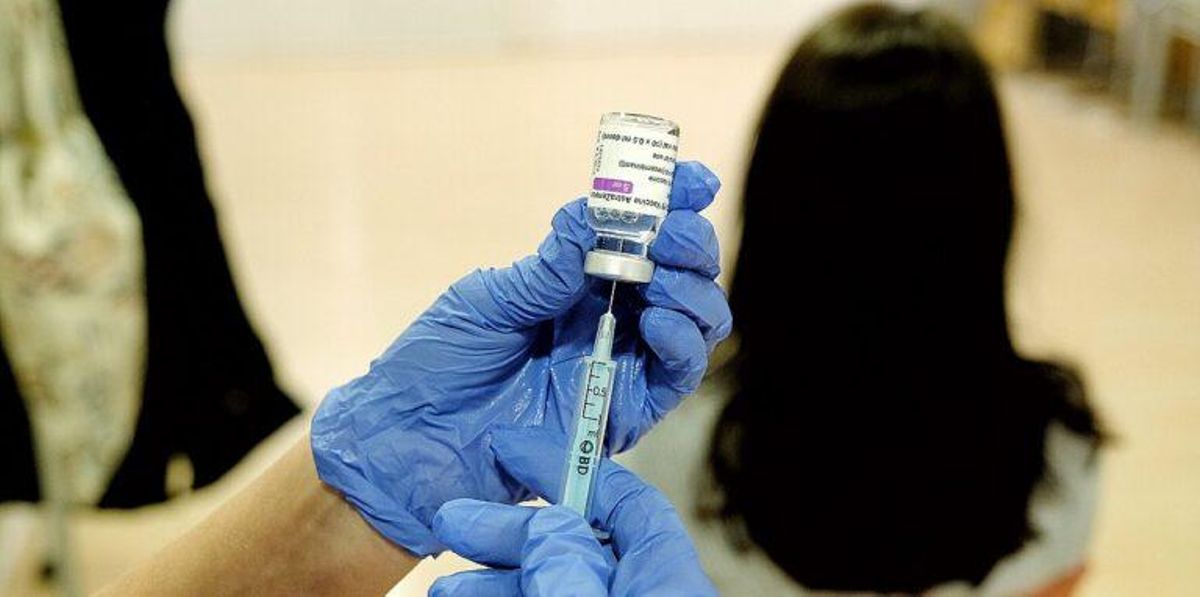 Una sanitaria prepara la administración de la vacuna de AstraZeneca. Una sanitaria prepara la administración de la vacuna de AstraZeneca.