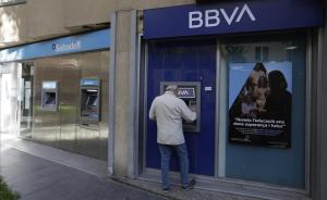 Oficinas del Sabadell y del BBVA en la rambla del Poblenou de Barcelona.
