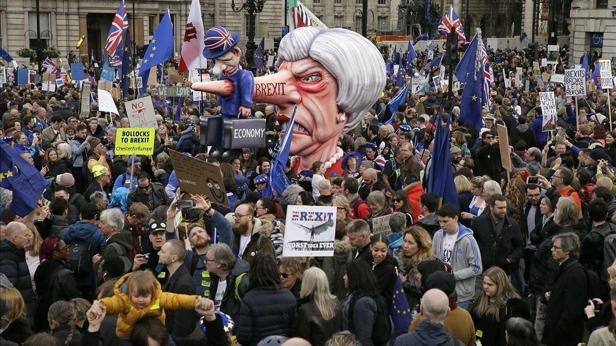 Un muñeco de la primera ministra británica, Theresa May, es llevada a través de Trafalgar Square durante una marcha anti-Brexit en Londres. Un muñeco de la primera ministra británica, Theresa May, es llevada a través de Trafalgar Square durante una marcha anti-Brexit en Londres.