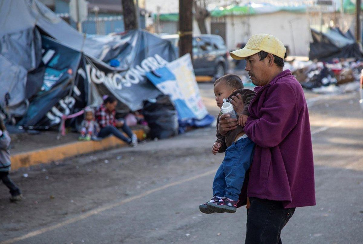 Migrantes permanecen a la intemperie fuera del albergue original que resulto inhabitable luego de las fuertes lluvias en Tijuana Mexico. Cientos de estos migrantes aguardan a ser trasladados a un nuevo albergue habilitado en la ciudad mexicana de Tijuana donde ya se encuentran refugiadas 2 385 personas mientras se desconoce el paradero de mas de 3 000 centroamericanos. EFE Alonso Rochin Migrantes permanecen a la intemperie fuera del albergue original que resulto inhabitable luego de las fuertes lluvias en Tijuana Mexico. Cientos de estos migrantes aguardan a ser trasladados a un nuevo albergue habilitado en la ciudad mexicana de Tijuana donde ya se encuentran refugiadas 2 385 personas mientras se desconoce el paradero de mas de 3 000 centroamericanos. EFE Alonso Rochin