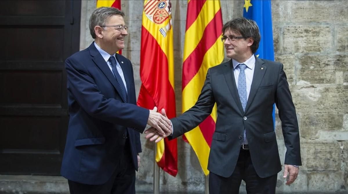 Los presidentes Carles Puigdemont y Ximo Puig, en el Palau de la Generalitat Valenciana. Los presidentes Carles Puigdemont y Ximo Puig, en el Palau de la Generalitat Valenciana.
