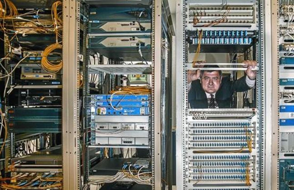 Ricard Martínez, en el centro de datos de la Universidad de Valencia. Ricard Martínez, en el centro de datos de la Universidad de Valencia.