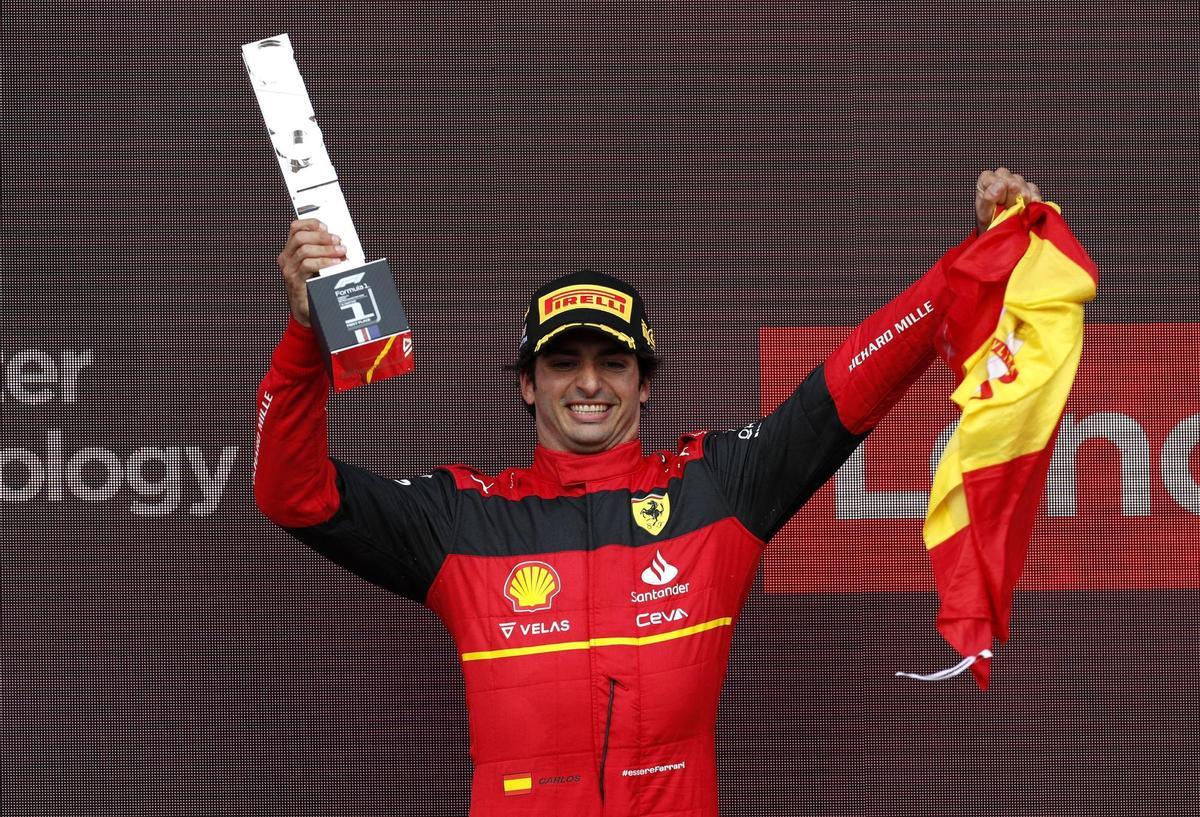 Carlos Sainz, en el podio de Silverstone, este domingo, celebra su primer triunfo.