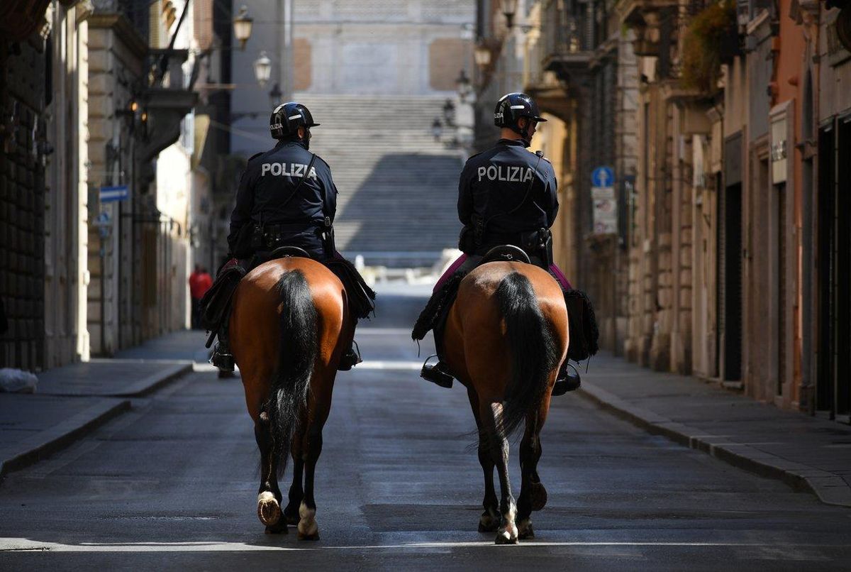 Dos policías a caballo patrullan por las calles vacías de Roma. Dos policías a caballo patrullan por las calles vacías de Roma.