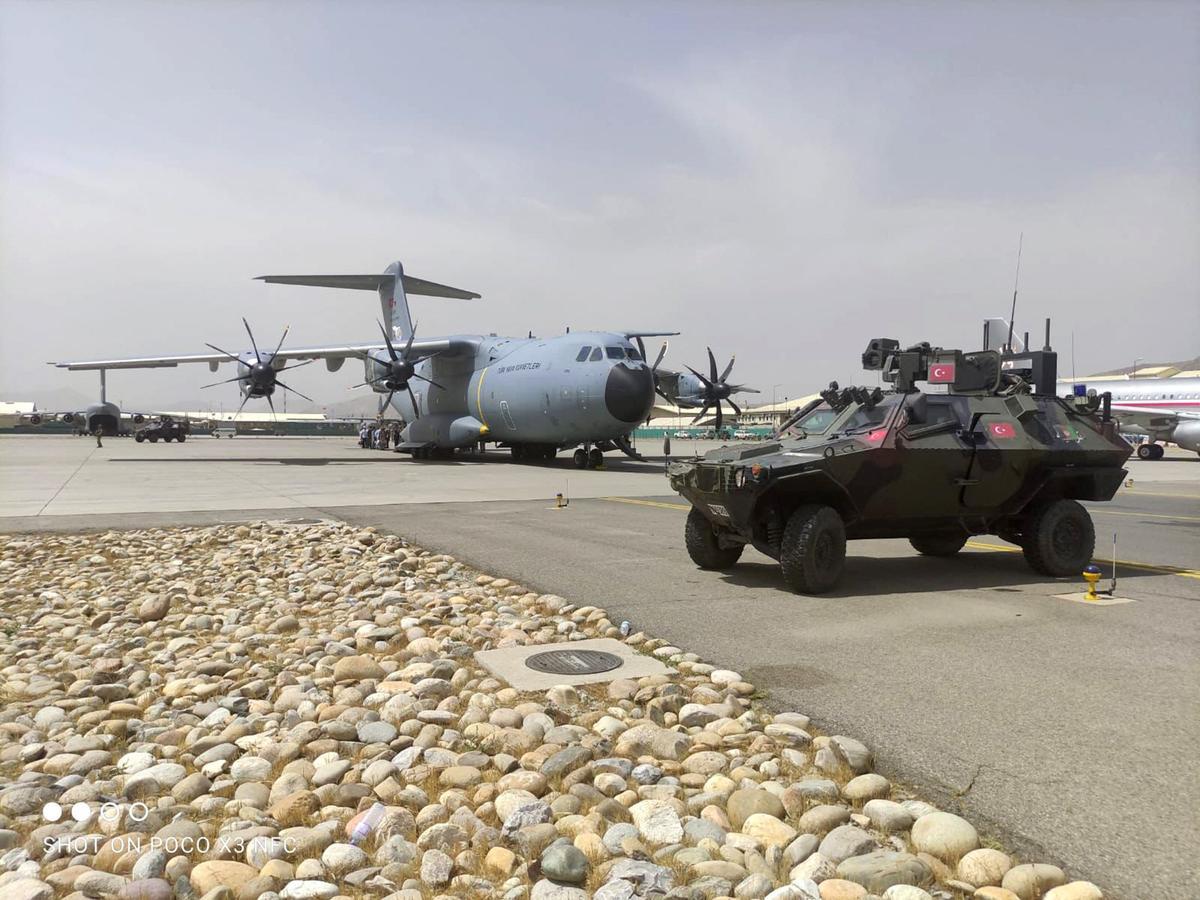 Aviones y blindados turcos en el aeropuerto de Kabul.