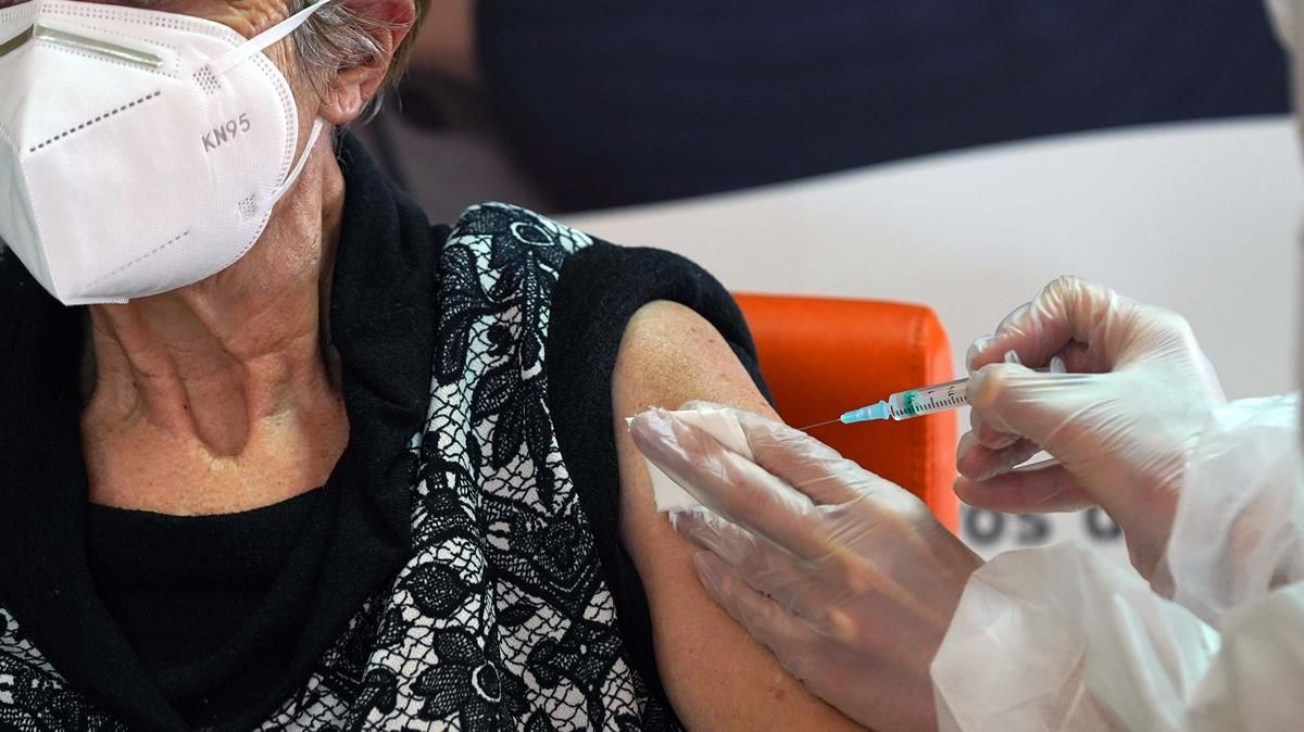Primeras dosis administradas en una residencia de Alcalá de Henares. Primeras dosis administradas en una residencia de Alcalá de Henares.