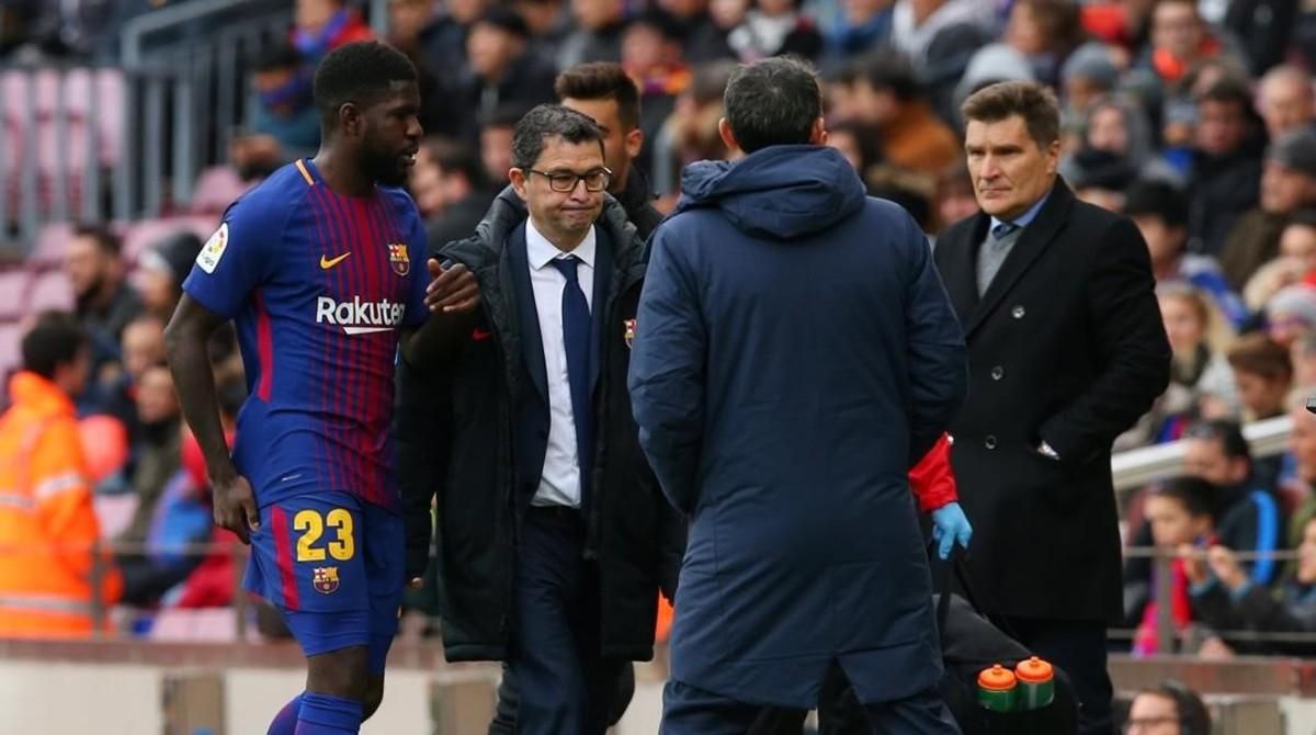 Umtiti se retira del campo tras sufrir una lesión muscular en el muslo derecho. Umtiti se retira del campo tras sufrir una lesión muscular en el muslo derecho.
