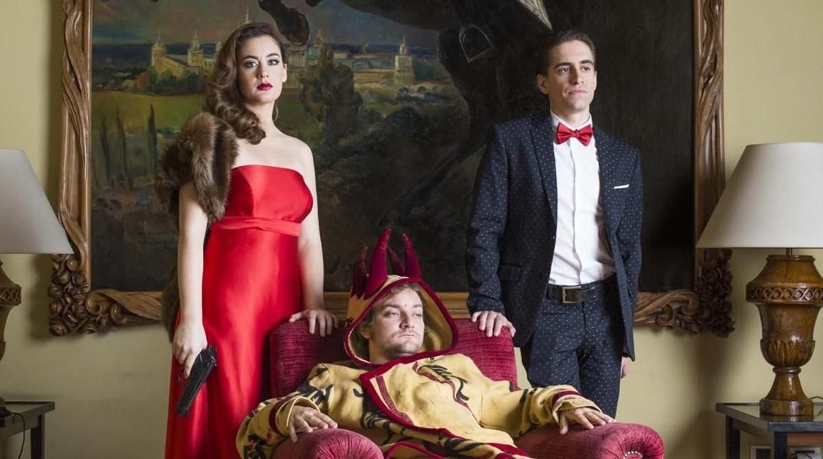 Júlia Barceló, Pol López (sentado) y Pau Vinyals, en una imagen promocional de ’Filla del seu pare’. Júlia Barceló, Pol López (sentado) y Pau Vinyals, en una imagen promocional de ’Filla del seu pare’.