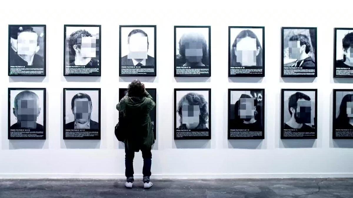 La galerista Helga de Alvear ha decidido retirar de su stand la serie de 24 fotografías de Santiago Sierra titulada Presos Políticos en la España Contemporánea.
