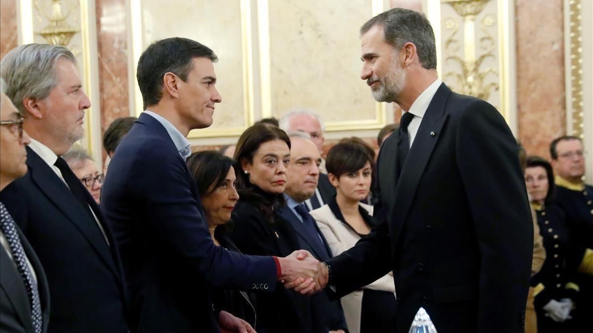 El Rey saluda a Pedro Sánchez, este martes, en la capilla ardiente del expresidente del Congreso Manuel Marín. El Rey saluda a Pedro Sánchez, este martes, en la capilla ardiente del expresidente del Congreso Manuel Marín.