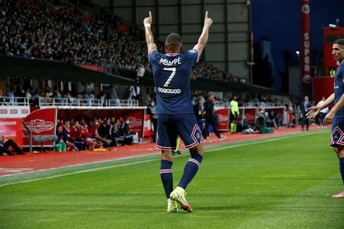 Mbappé festeja un gol que le marcó al Brest en la tercera jornada de la Liga francesa. Mbappé festeja un gol que le marcó al Brest en la tercera jornada de la Liga francesa.