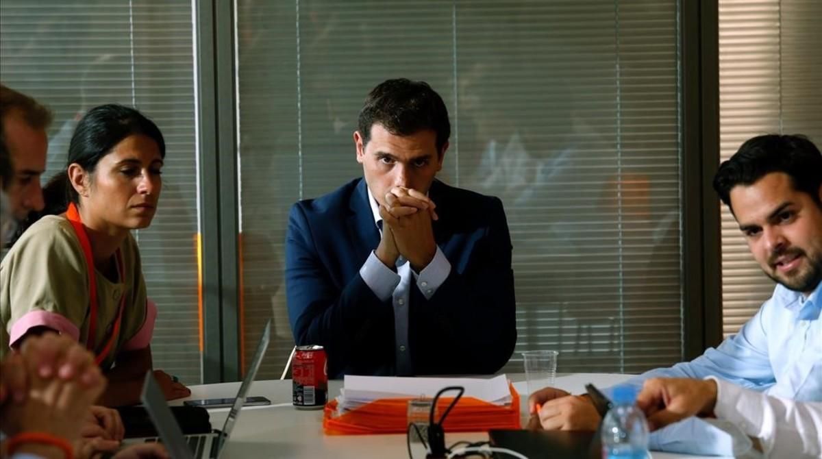 Albert Rivera, este domingo, en la primera reunión con su equipo en la sede de Ciudadanos en Madrid. Albert Rivera, este domingo, en la primera reunión con su equipo en la sede de Ciudadanos en Madrid.