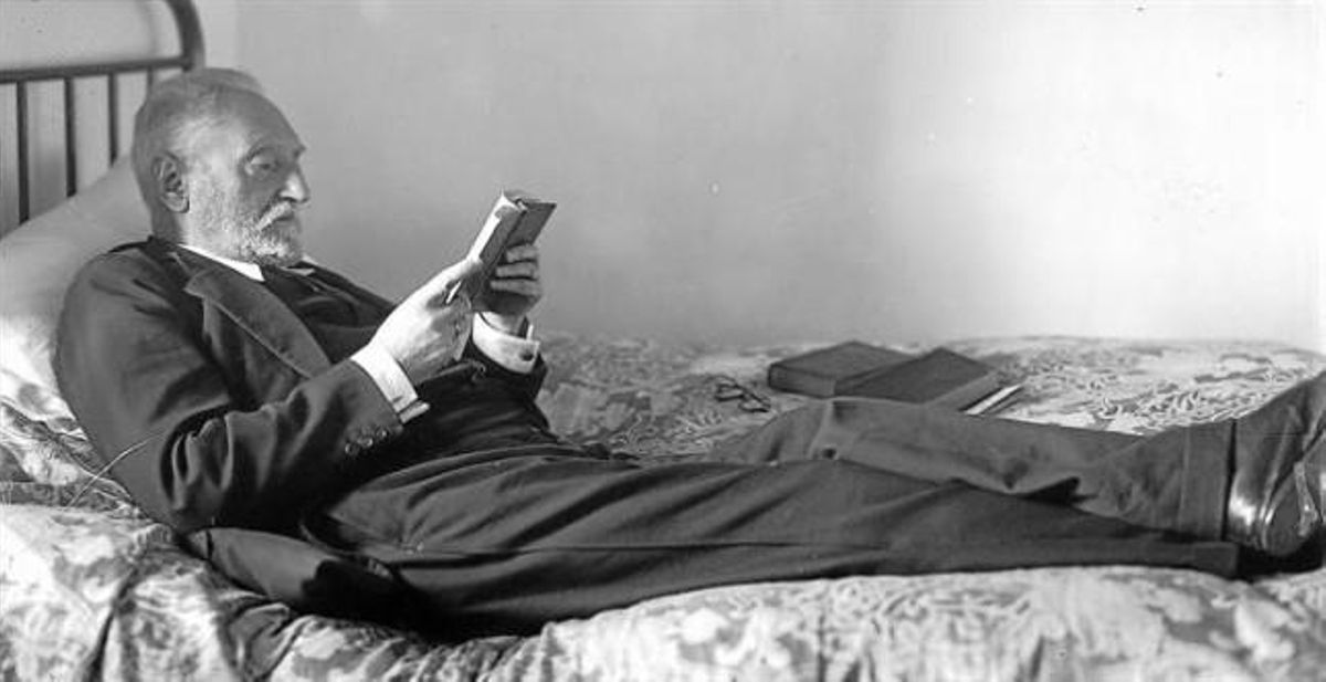 Miguel de Unamuno, con estudiada pose, lee tendido en la cama, en su domicilio de la calle de Bordadores, en Salamanca. Miguel de Unamuno, con estudiada pose, lee tendido en la cama, en su domicilio de la calle de Bordadores, en Salamanca.