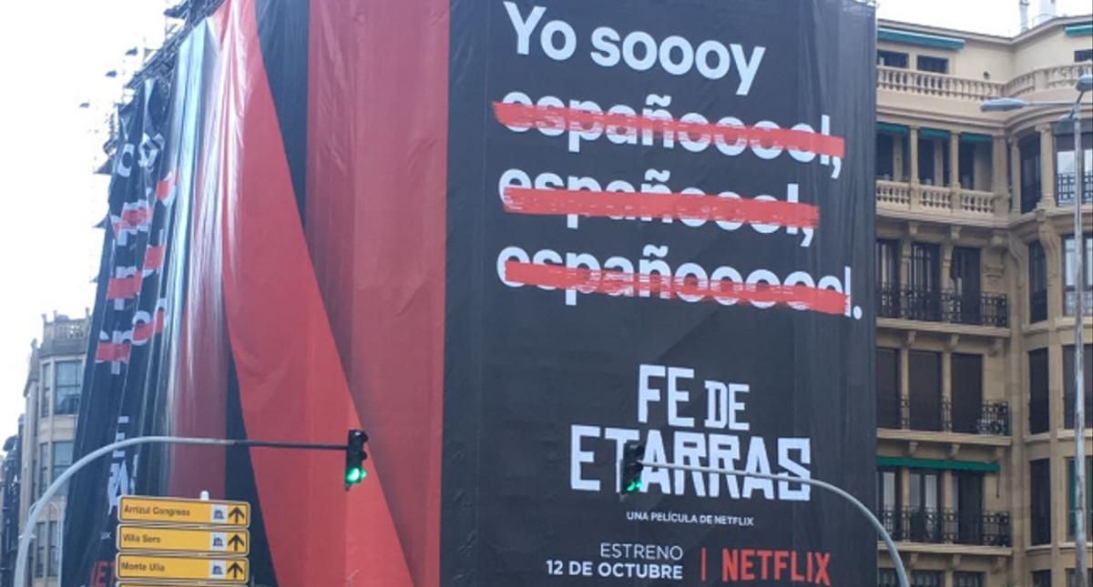 Imagen del cartel promocional de la película de Netflix ’Fe de etarras’, en San Sebastián. Imagen del cartel promocional de la película de Netflix ’Fe de etarras’, en San Sebastián.
