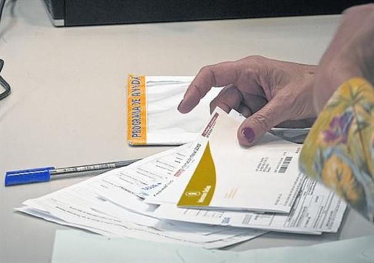 Impresos 8 Una contribuyente entrega su declaración de renta Impresos 8 Una contribuyente entrega su declaración de renta