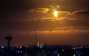 Misiles de la Cúpula de Hierro israelí interceptan proyectiles lanzados desde la Franja de Gaza, este jueves.