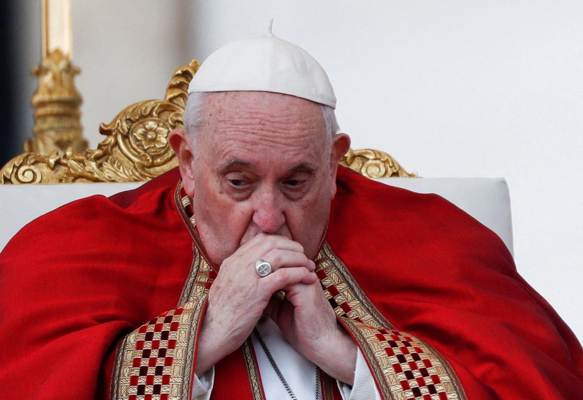 El Papa Francisco preside las ceremonias fúnebres del ex Papa Benedicto en la Plaza de San Pedro en el Vaticano.