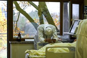 Un sanitario descansa junto a un paciente de covid en una uci de un hospital de Sofía, el pasado 9 de noviembre.