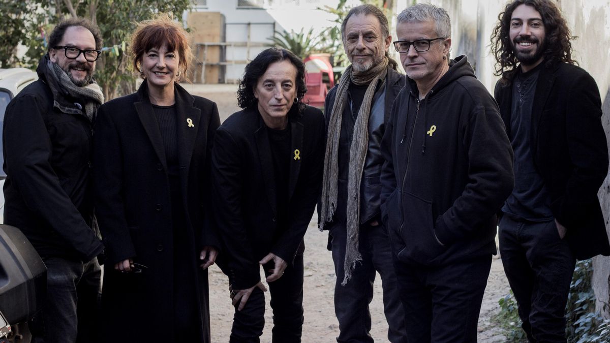La Companyia Elèctrica Dharma, con Joan Fortuny, tercero por la izquierda, y Lluís Fortuny, segundo por la derecha. La Companyia Elèctrica Dharma, con Joan Fortuny, tercero por la izquierda, y Lluís Fortuny, segundo por la derecha.