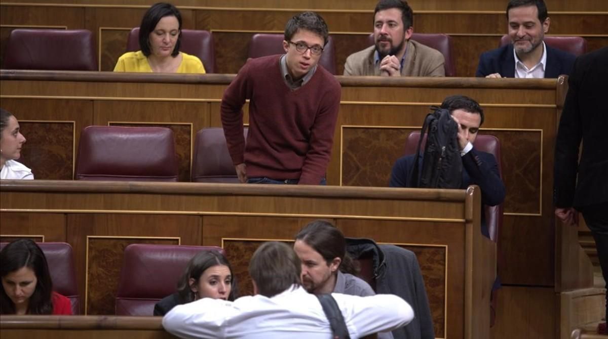 Errejón tras Montero e Iglesias en el pleno del hemiciclo. Errejón tras Montero e Iglesias en el pleno del hemiciclo.