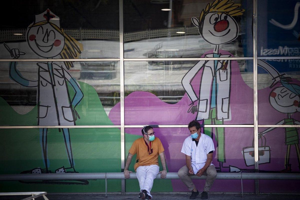 Personal sanitario, en el exterior del Hospital Vall d’Hebron. Personal sanitario, en el exterior del Hospital Vall d’Hebron.