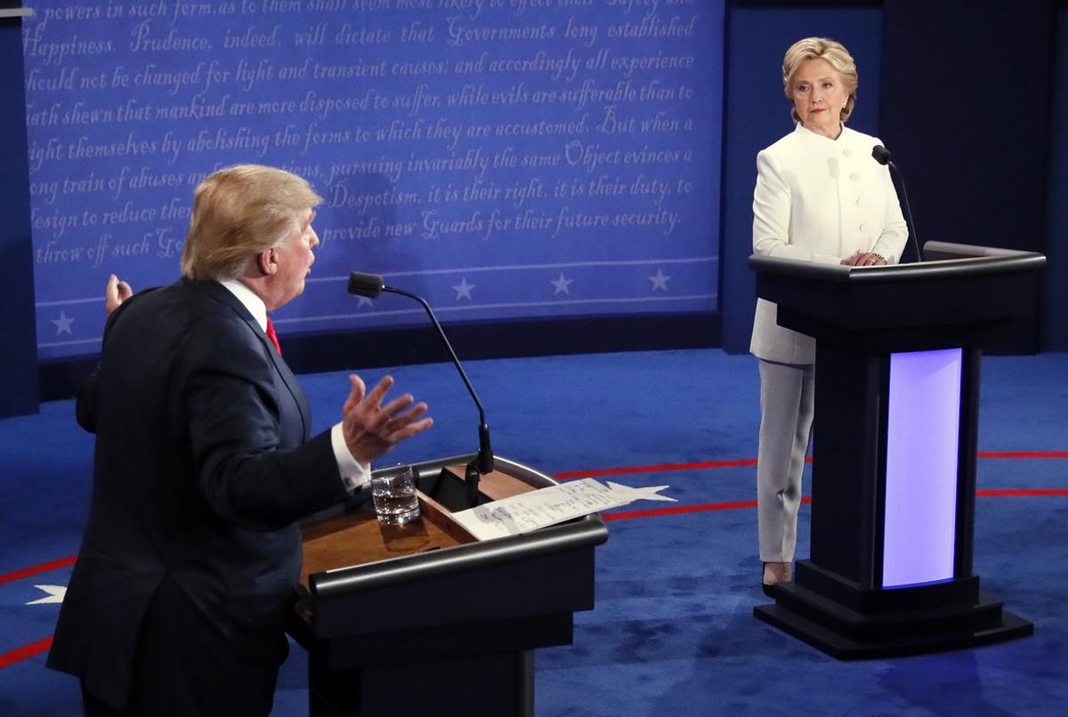 Trump y Clinton, durante el tercer y último debate antes de las elecciones, en Las Vegas.