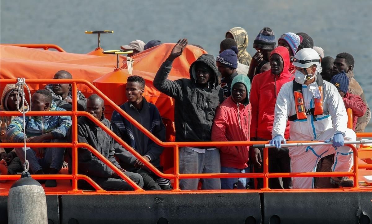 Un grupo de migrantes subsaharianos esperan para desembarcar en Gran Canaria tras ser rescatados en alta mar. Un grupo de migrantes subsaharianos esperan para desembarcar en Gran Canaria tras ser rescatados en alta mar.