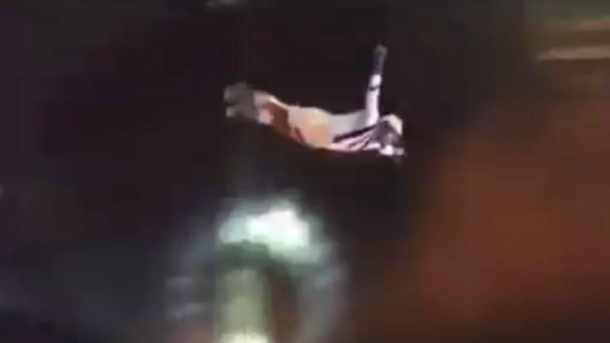 Dramático accidente en un circo: un hombre bala cae por error sobre un payaso Dramático accidente en un circo: un hombre bala cae por error sobre un payaso