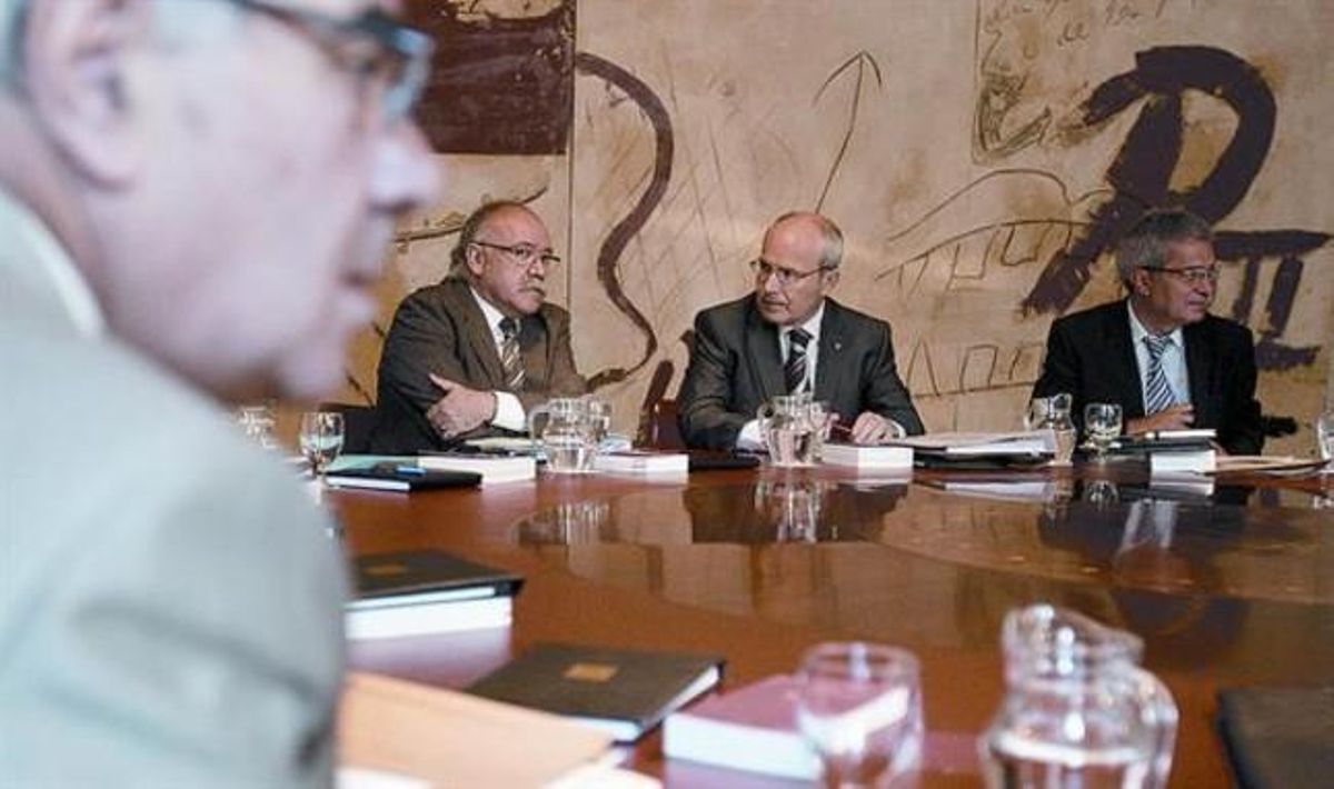 El ’president’ Montilla, flanqueado por los ’consellers’ Carod y Saura, en la reunión del Govern, ayer en el Palau de la Generalitat. El ’president’ Montilla, flanqueado por los ’consellers’ Carod y Saura, en la reunión del Govern, ayer en el Palau de la Generalitat.