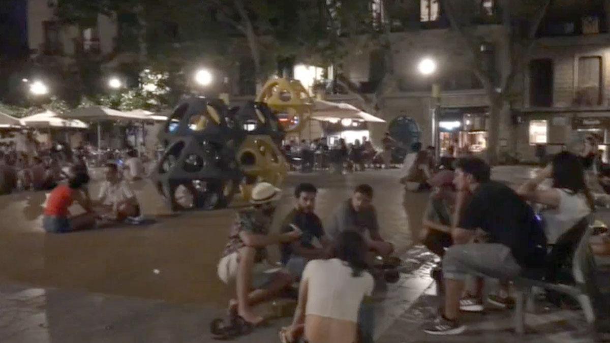 Ambiente En La Plaza Del Sol De Gracia En Barcelona