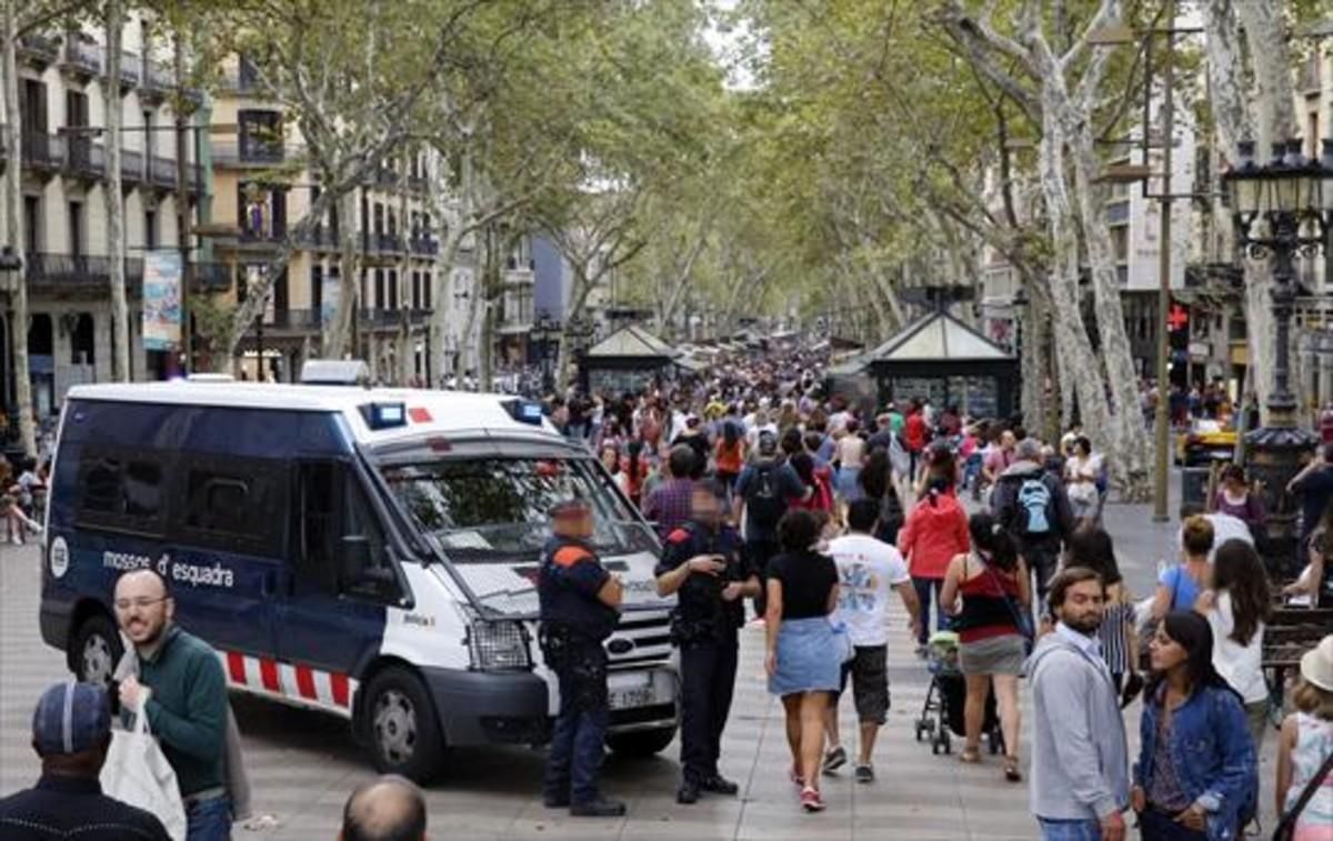 Un furgón y mossos en tareas de vigilancia en la Rambla. Un furgón y mossos en tareas de vigilancia en la Rambla.