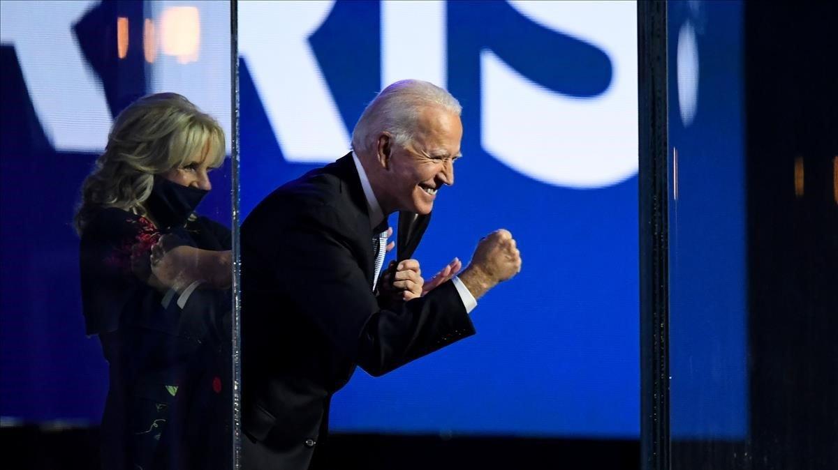 Joe Biden y su mujer Jill Biden saludan a la gente de Wilmington que acudió el sábado a celebrar su victoria electoral.