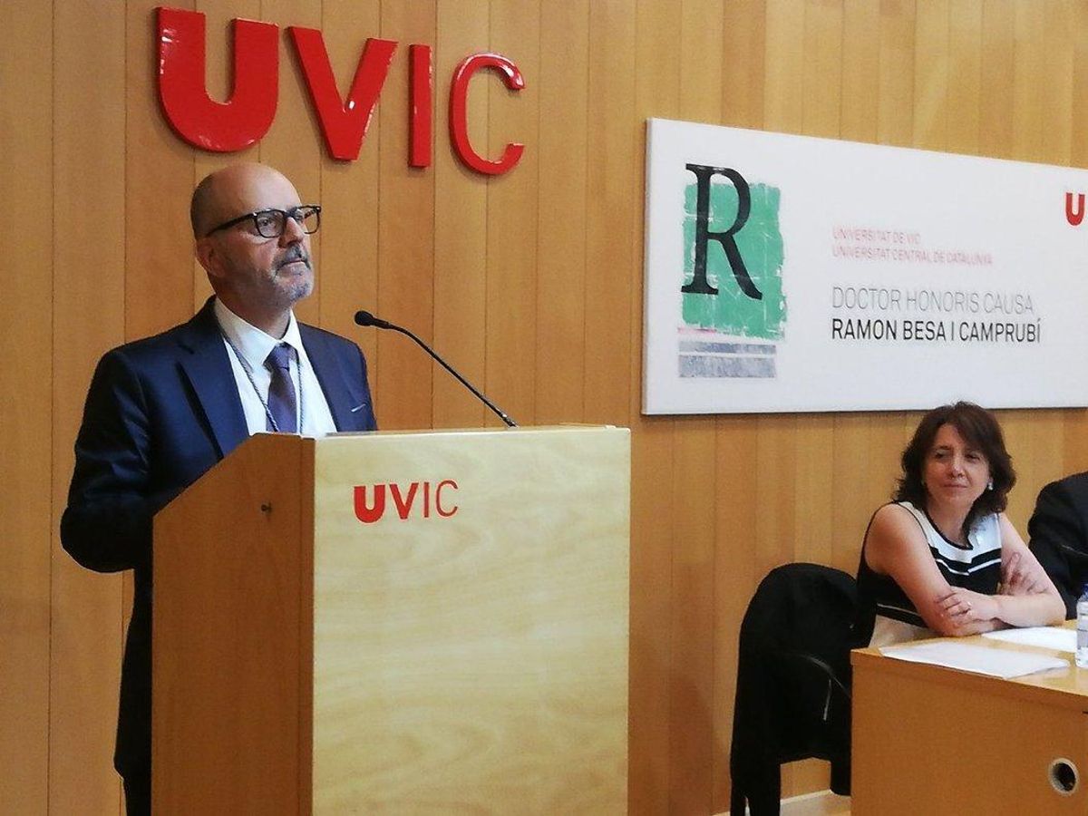 Ramon Besa, durante el acto en el que ha sido nombrado doctor honoris causa. Ramon Besa, durante el acto en el que ha sido nombrado doctor honoris causa.