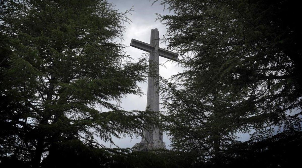 Imagen de la cruz de 150 metros del Valle de los Caídos. Imagen de la cruz de 150 metros del Valle de los Caídos.