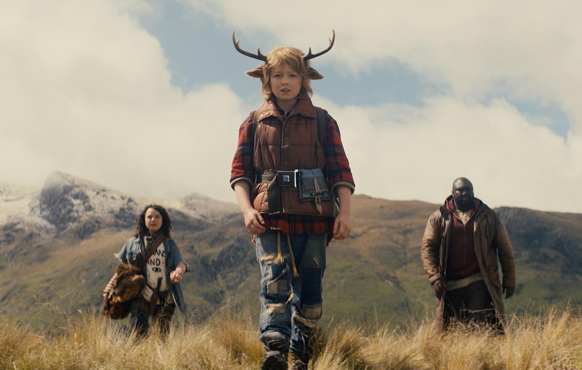 Stefania LaVie Owen, Christian Convery y Nonso Anozie en ’Sweet Tooth: El niño ciervo’. Stefania LaVie Owen, Christian Convery y Nonso Anozie en ’Sweet Tooth: El niño ciervo’.