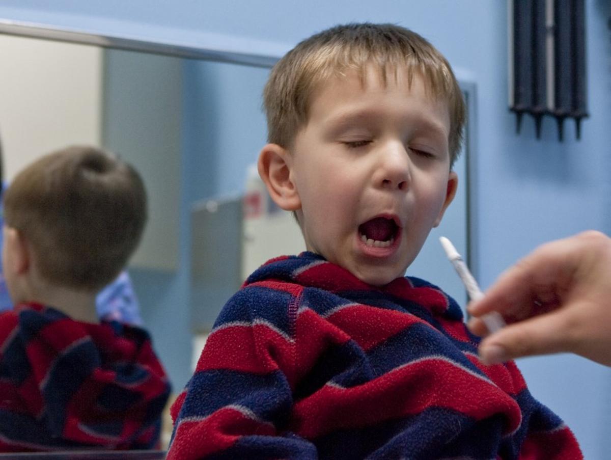 Un niño reacciona a un spray nasal, base de esta investigación, que solemos utilizar para tratar la congestión y síntomas del resfriado