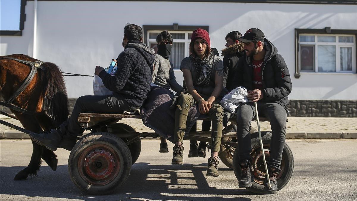 Un grupo de migrantes viajan en un carro en las inmediaciones de la localidad turca de Pazrkule, en la frontera con Grecia. 
