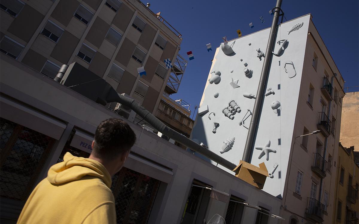 Mural con relieves en la Barceloneta. Mural con relieves en la Barceloneta.